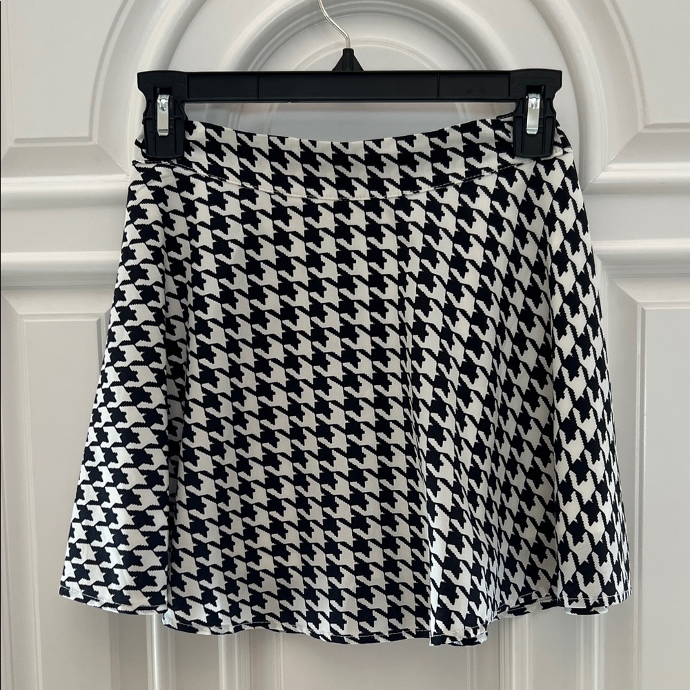 Forever 21 Black & White Houndstooth Circle Skater Skirt